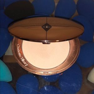 Charolette Tilbury Airbus Flawless Finish Powder.